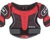 CCM Quicklite 230 Schulterschutz Youth (Bambini) 1 CCM Quicklite 230 Schulterschutz Youth (Bambini) -Sport Eishockey s l640
